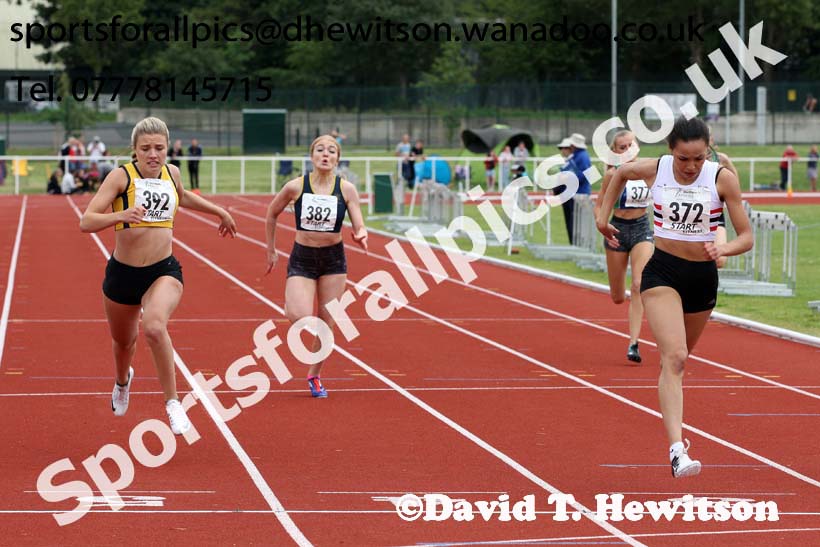 Womens under-17s 200 metres, Northern Under-13s, U-15s and 17s Championships. Photo: David T. Hewitson/Sports for All Pics